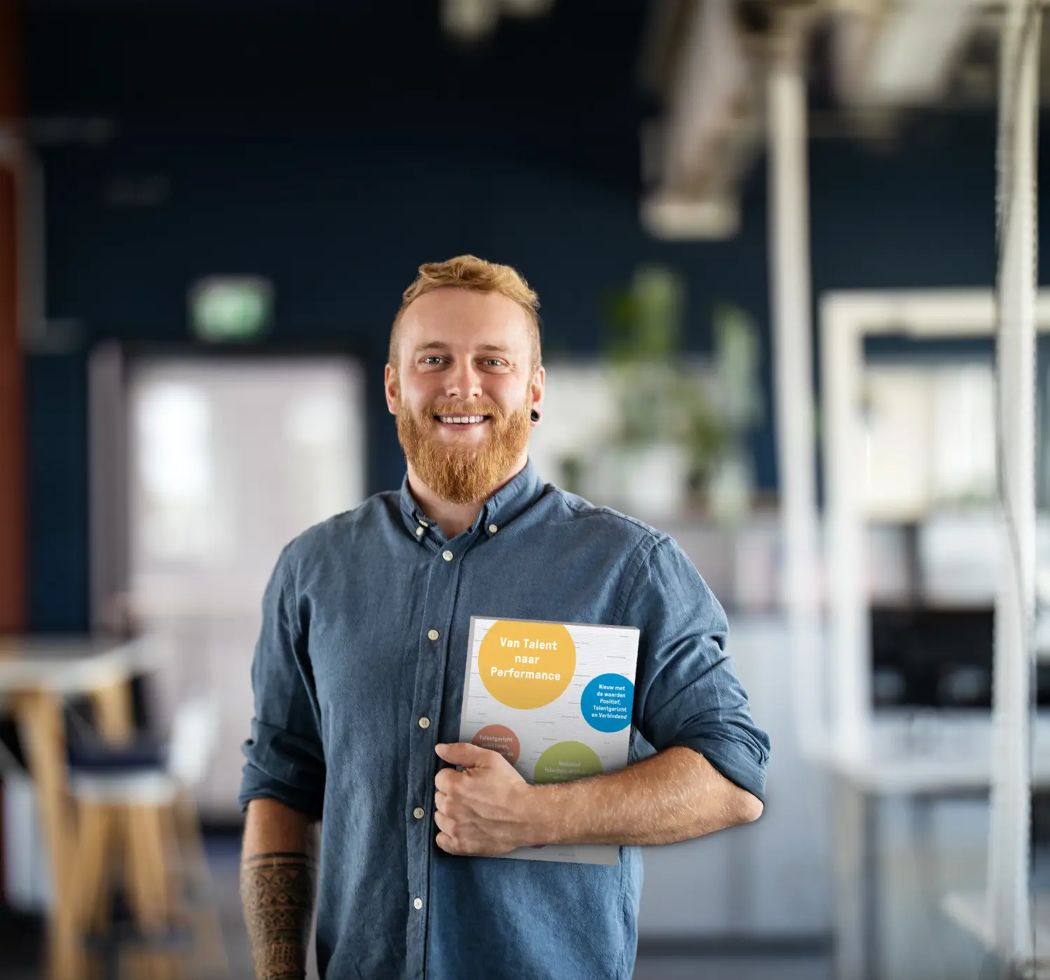 L'homme de métier avec Bart et Tattoo est dans le bureau de la brochure «&nbsp;Van Talent naar Performance&nbsp;» dans la main