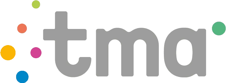 Logotipo de TMA con etiquetas de color gris pequeño y puntos puntiagudos en el fondo blanco