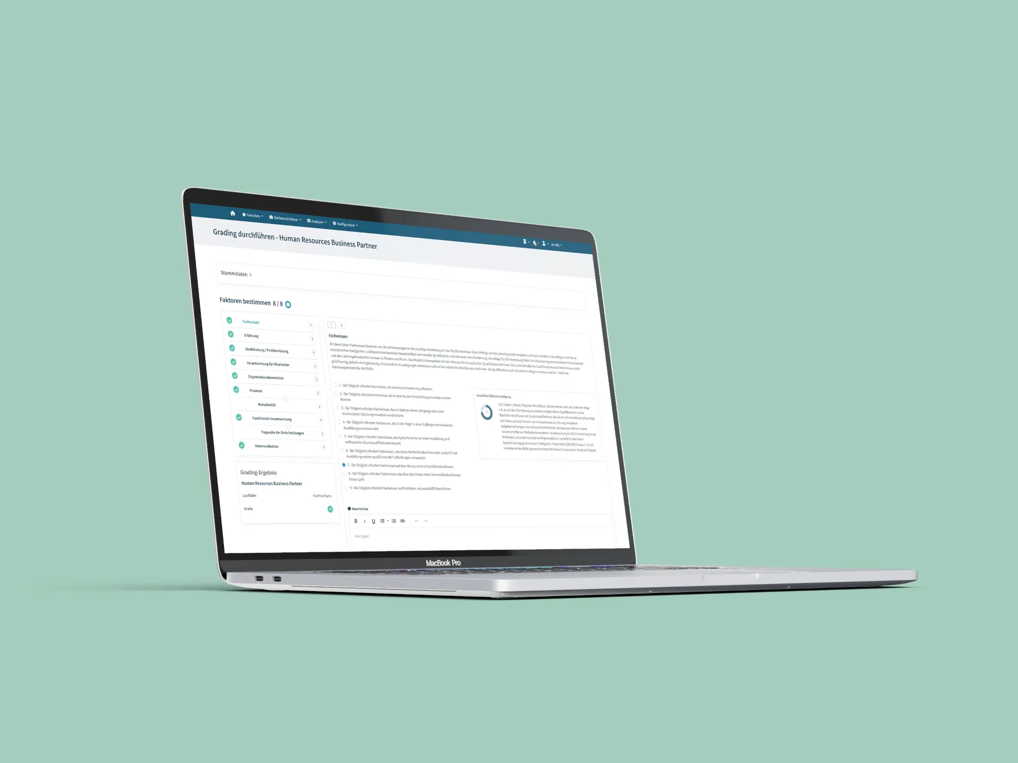 Aufgeklapptes MacBook Pro mit deutscher Stellenbewertungsoberfläche für Human Resources Business Partner