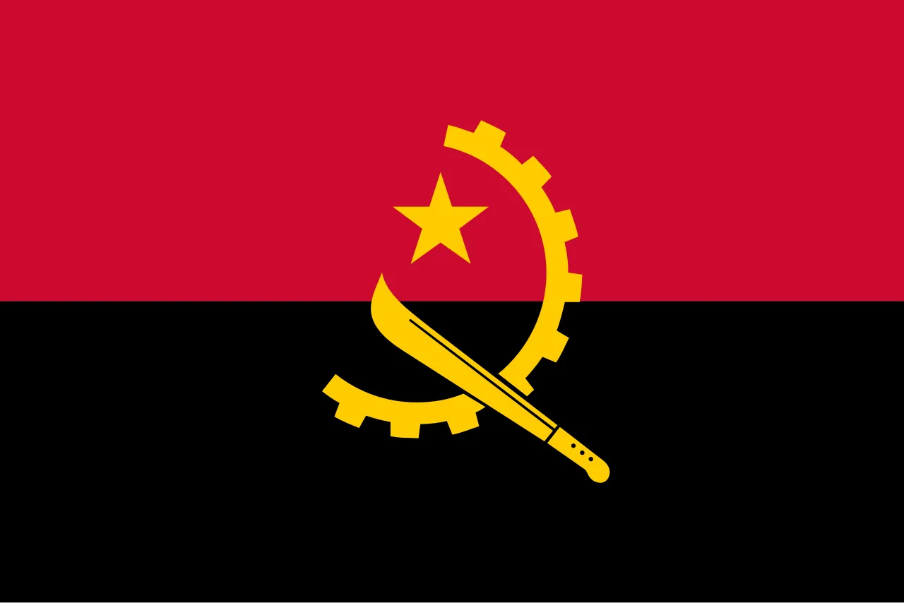 Drapeau de l'Angola avec des bandes horizontales rouges et noires et un emblème jaune représentant une roue dentée, une machette et une étoile.