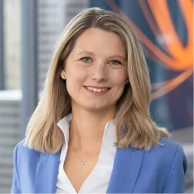 Lächelnde blonde Frau im bleu Blazer et blanc Hemd dans un bureau