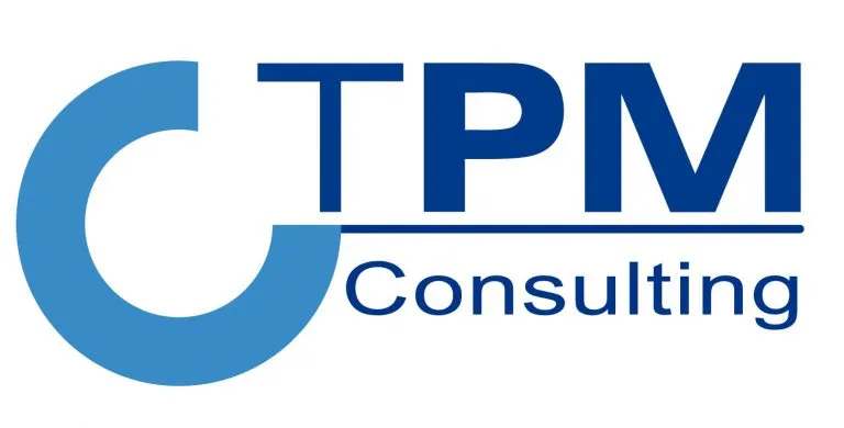 Logo composé d'une forme circulaire bleue et des lettres TPM bleues en gras au-dessus du texte Consulting en bleu.