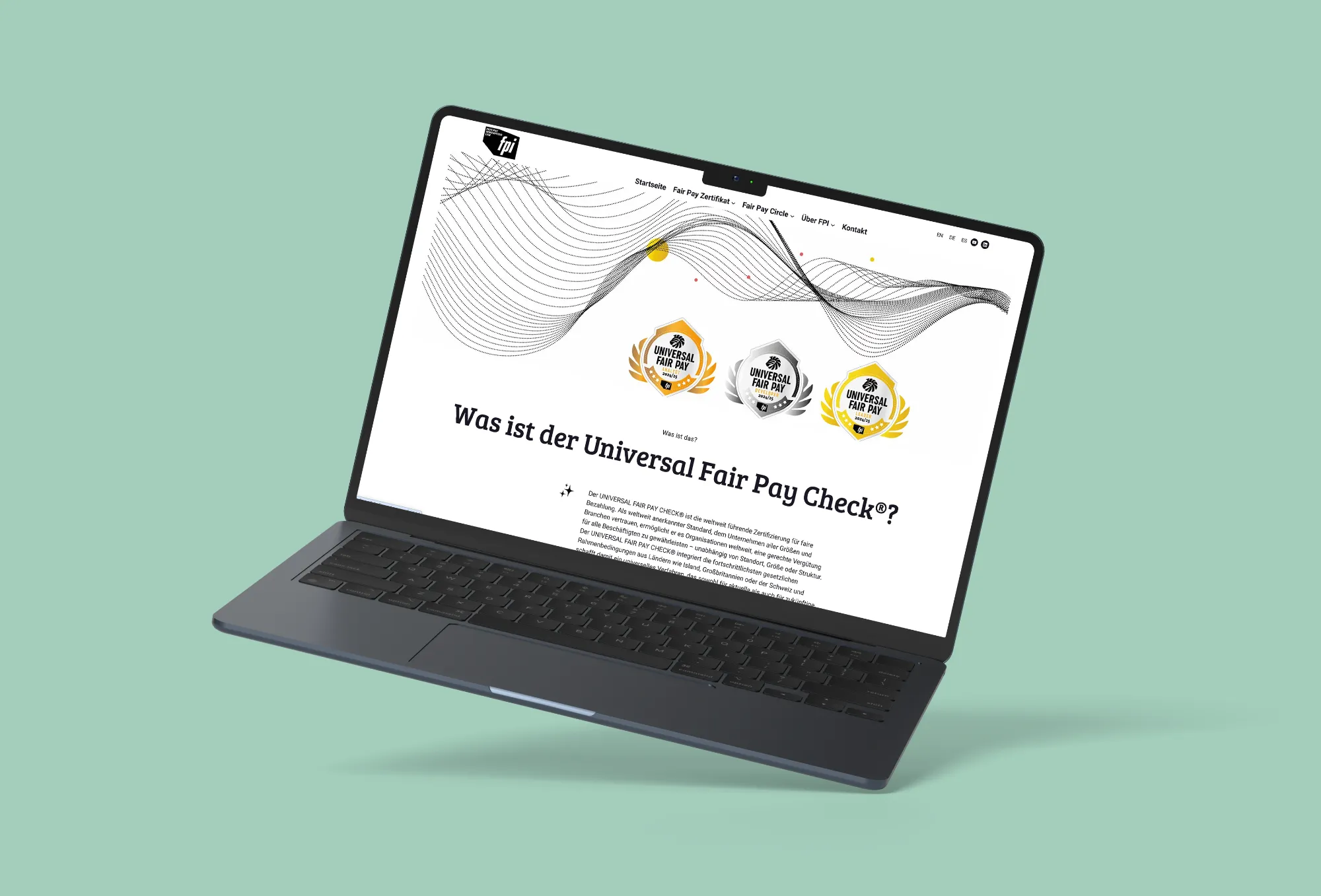 Laptop-Bildschirm mit der Webseite des Universal Fair Pay Check, Zertifizierungssiegeln und deutschem Text