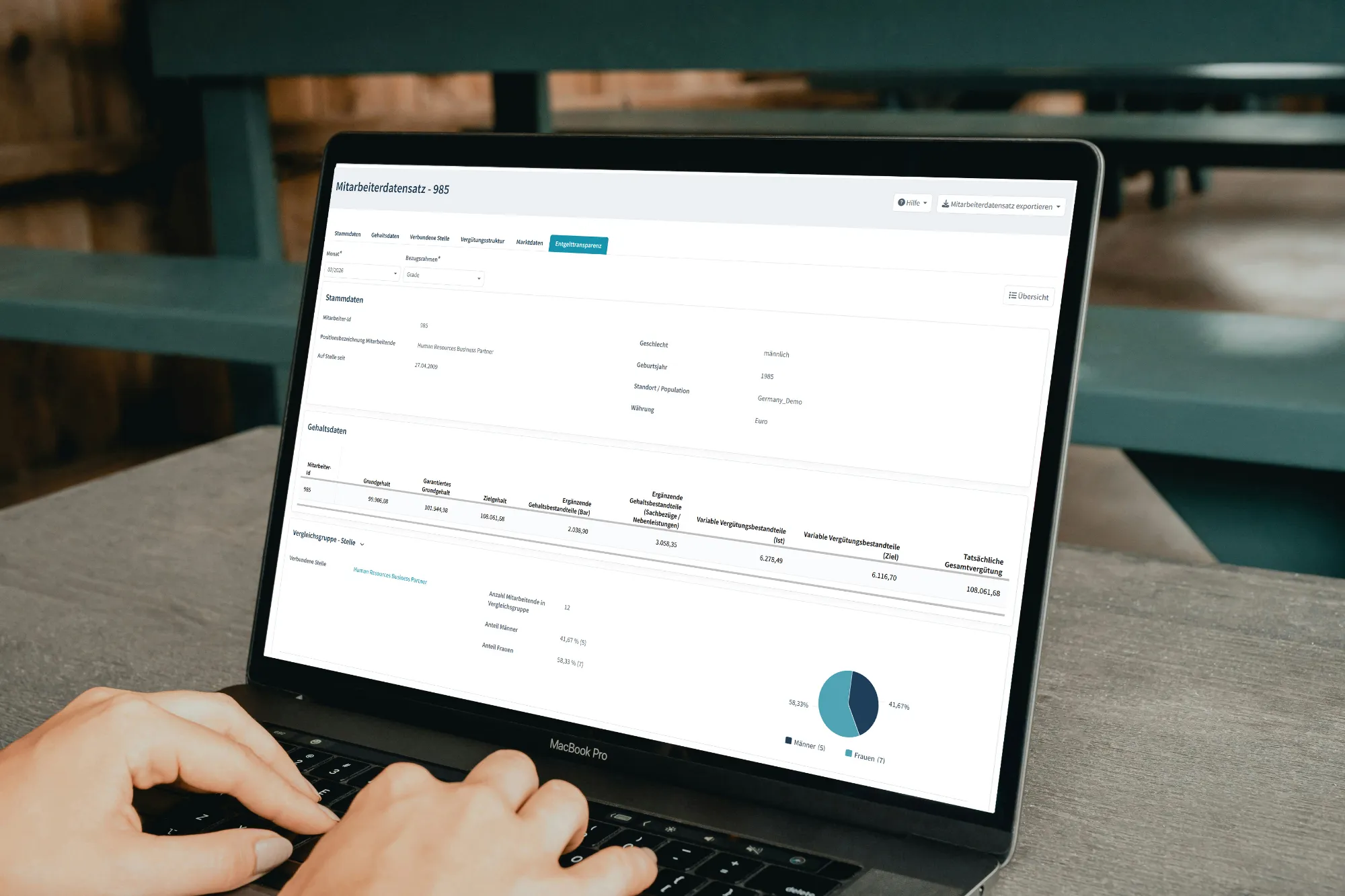 Laptopbildschirm mit Mitarbeiterdaten wie Gehaltsangaben et Kreisdiagramm zur Geschlechterverteilung