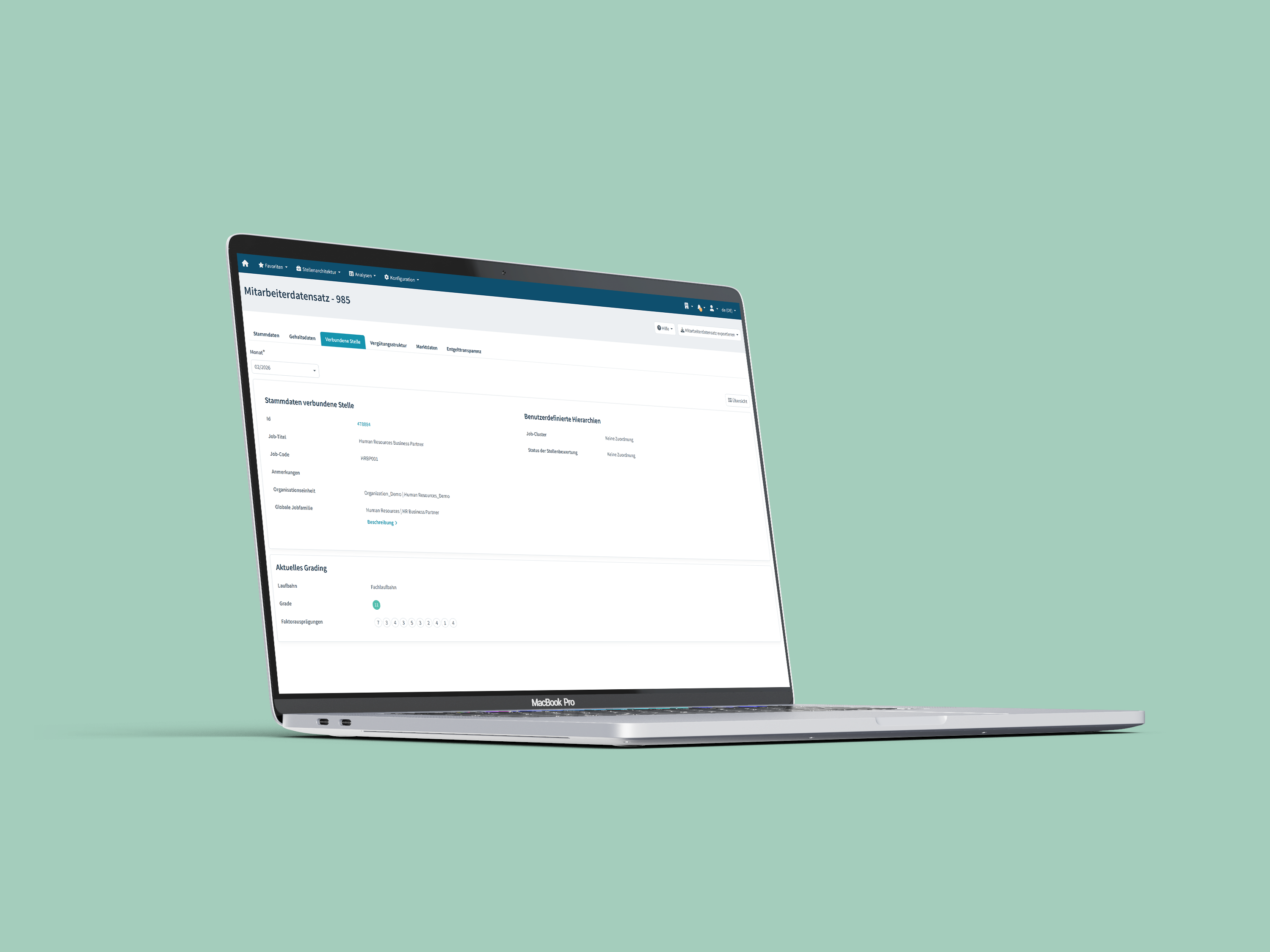 MacBook Pro mit Mitarbeiterdaten und Stellendetails der Personalabteilung auf grünem Hintergrund