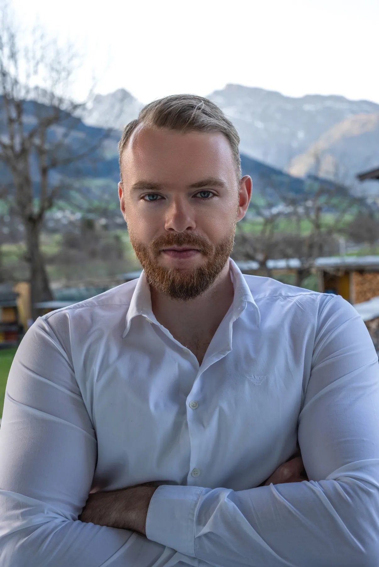SEO-Experte Jan Hoffmann vor einer Berglandschaft
