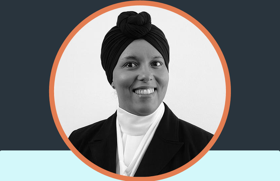 Portrait en noir et blanc de Laila, directrice associée de Leadflow