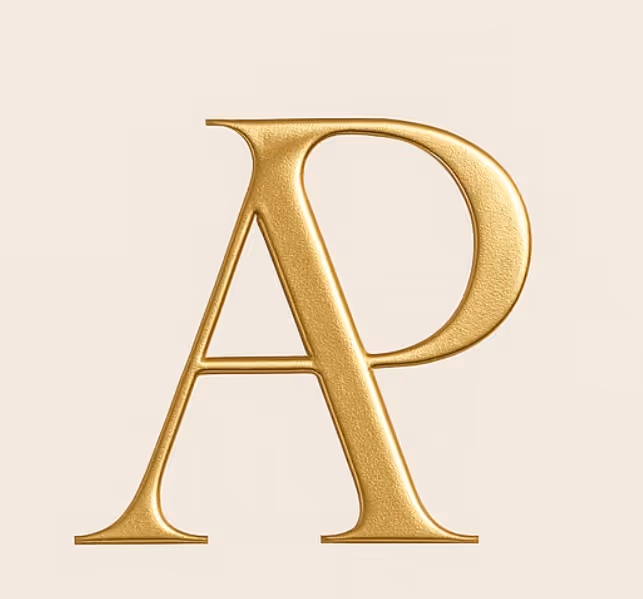 Lettres dorées stylisées 'AP' sur fond beige.