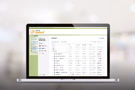 Laptop zeigt eine Benutzeroberfläche des Elefant Dokumentenmanagementsystems mit Dateiliste und Navigationsmenü.