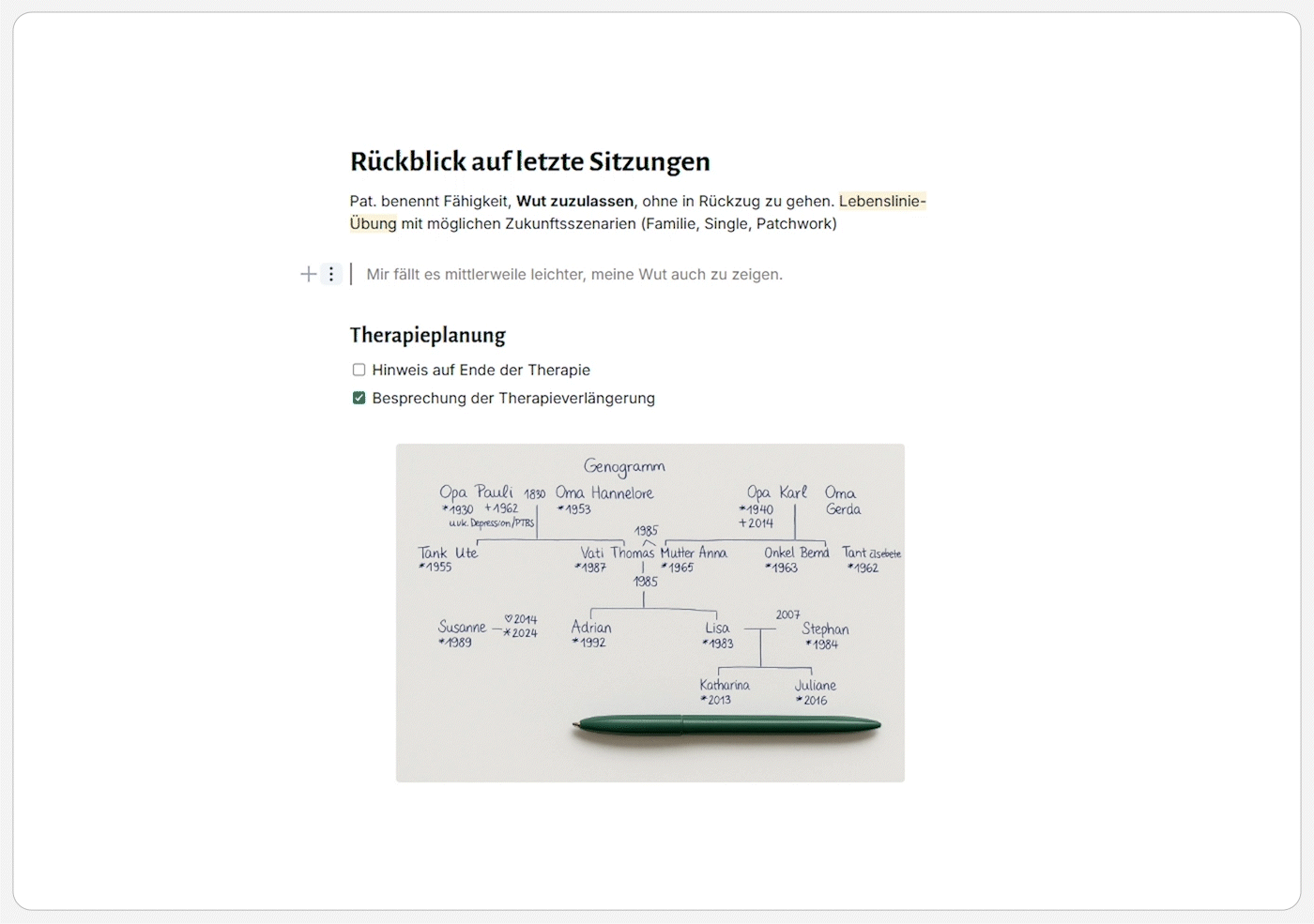 Screenshot einer Therapienotiz mit Rückblick auf letzte Sitzungen, Therapieplanung mit Checkboxen und einem handgezeichneten Genogramm samt Familiennamen und Geburtsdaten, darüber liegt ein grüner Stift.