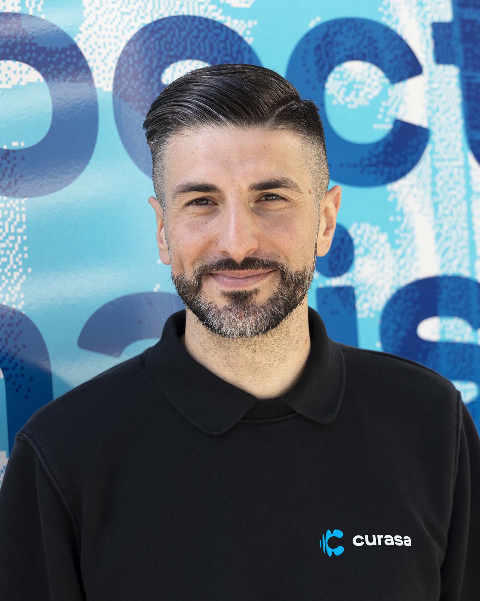 Portrait de Francesco Spataro devant une camionette