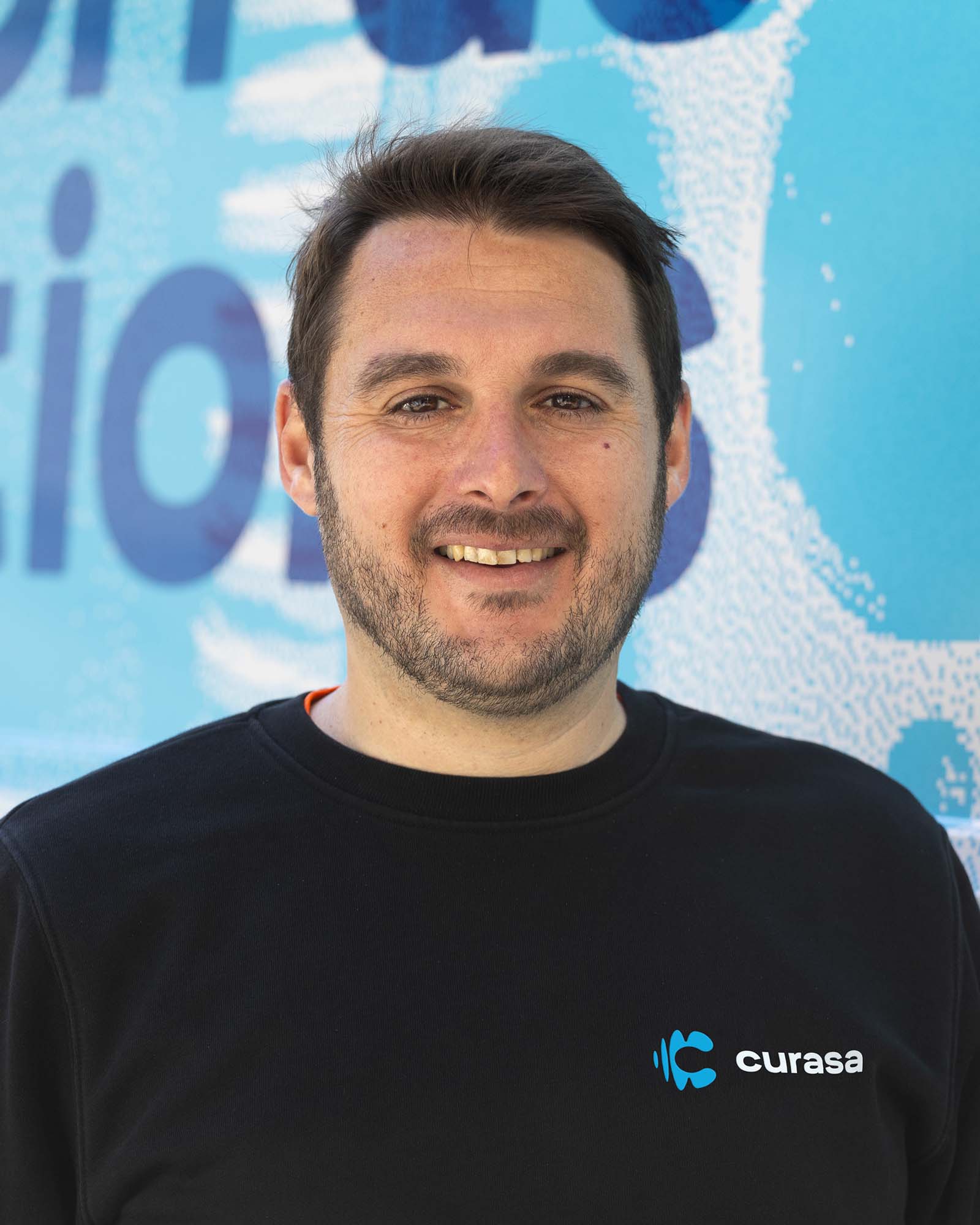 Portrait de Daniele Sorrentino devant une camionette