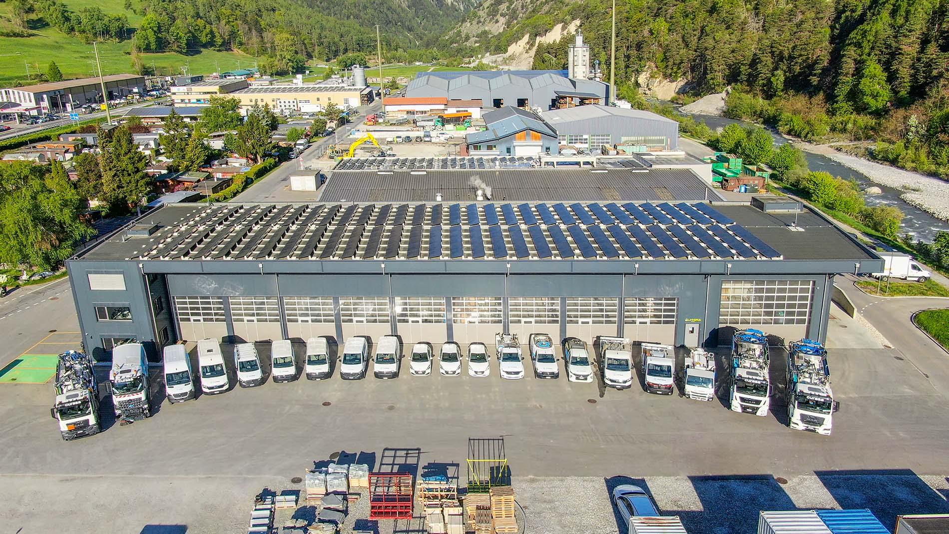 20 véhicules d'intervention sont parké devant les locaux de curasa