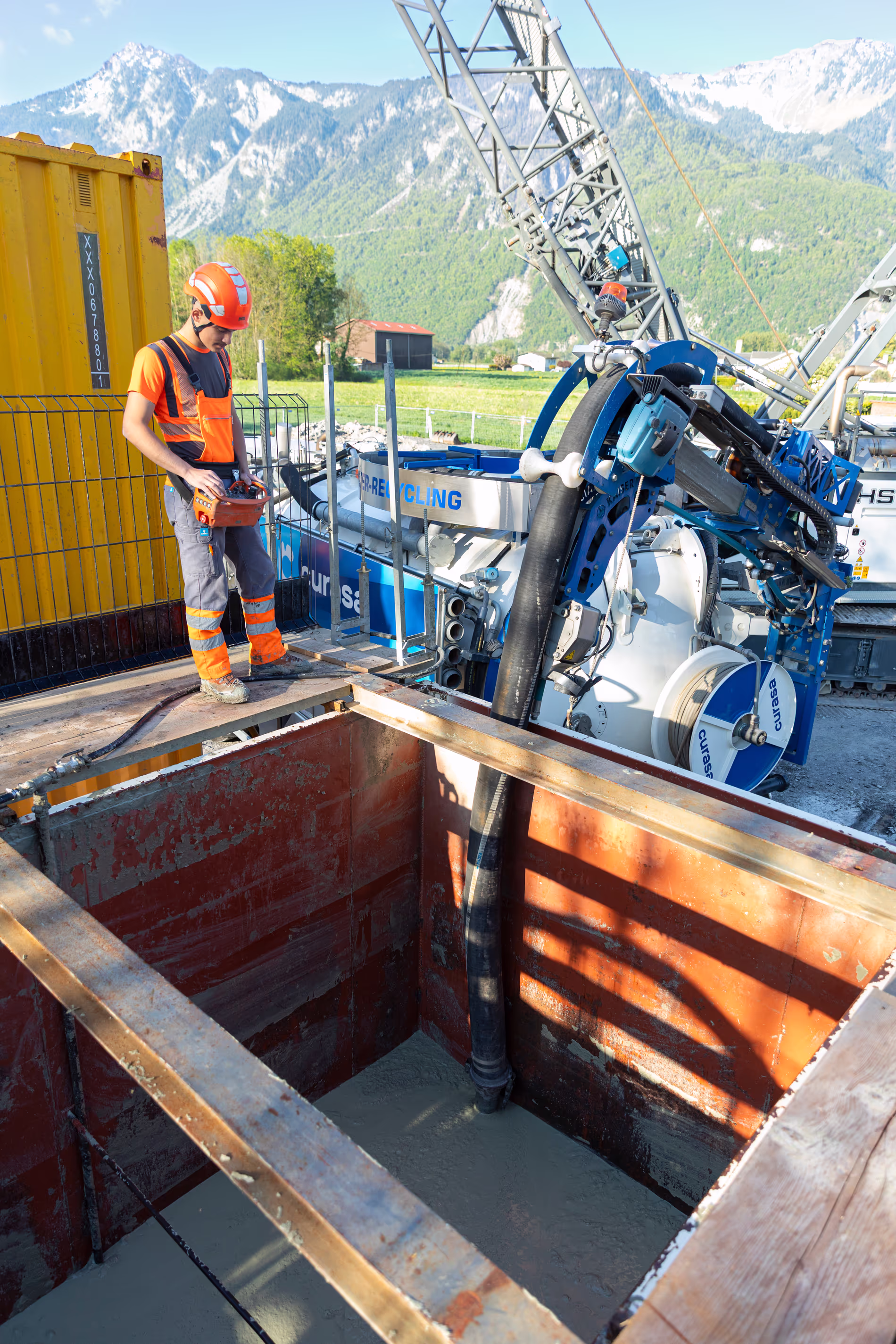 Un employé contrôle une pompe à boue qui est relié à un camion