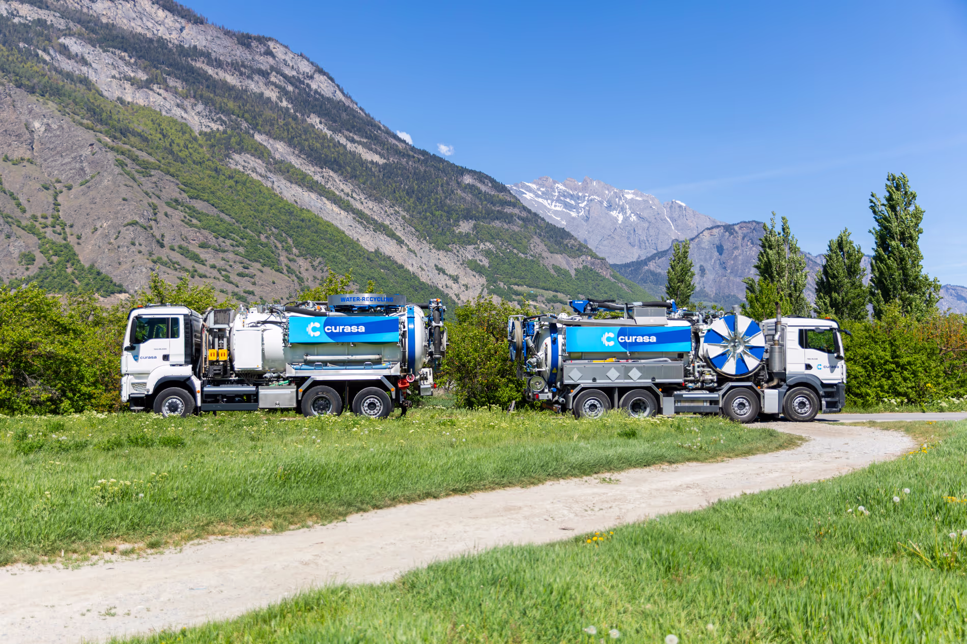 Deux camion dans les alpes suisses. La notion "Water recycling" est posé sur les deux camions