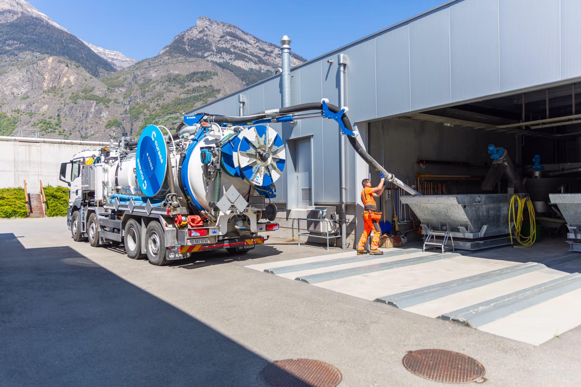 Un camion de recyclage d'eau usée déverse son contenu dans une benne