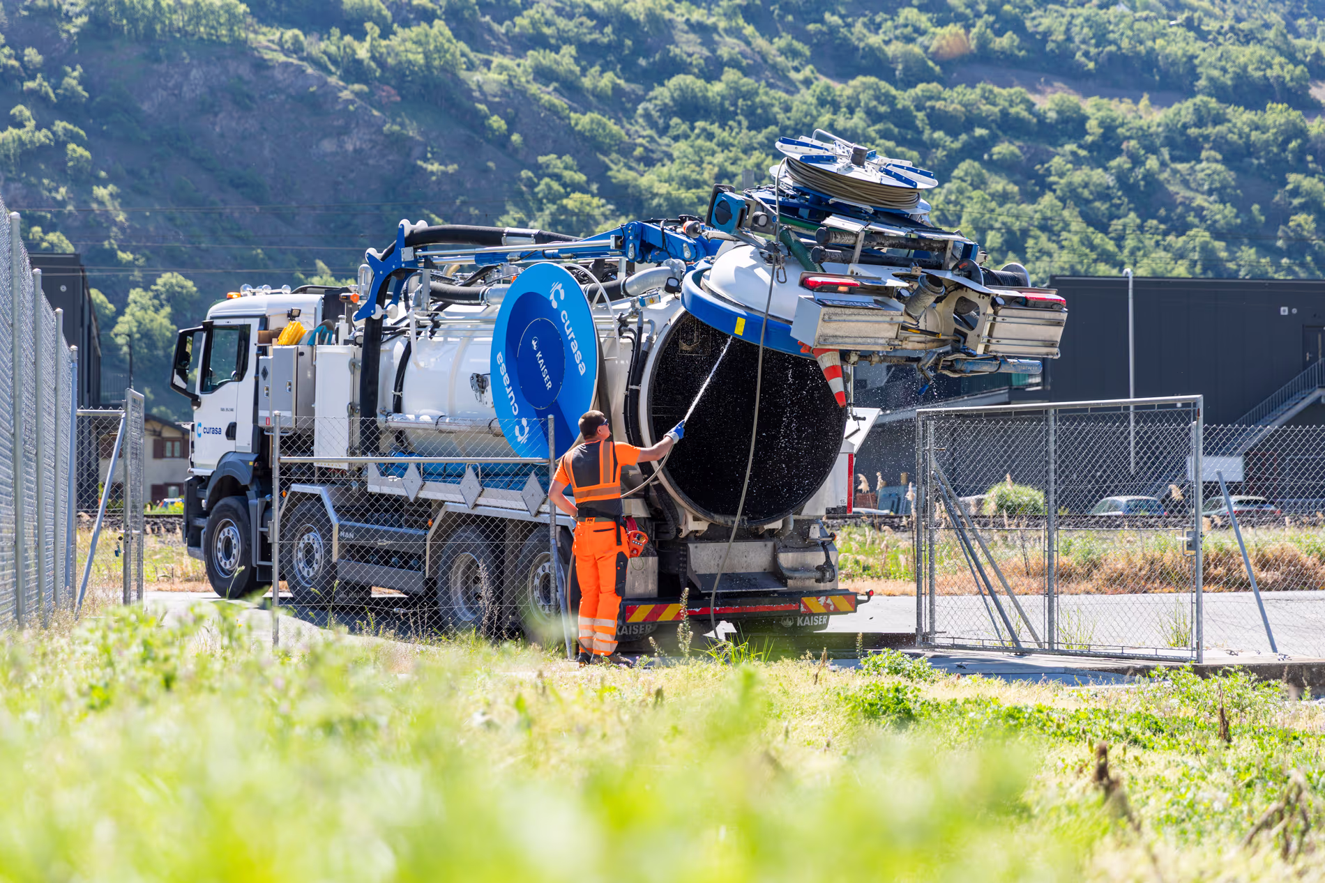 Un employé nettoie l'intérieur de son camion citerne.