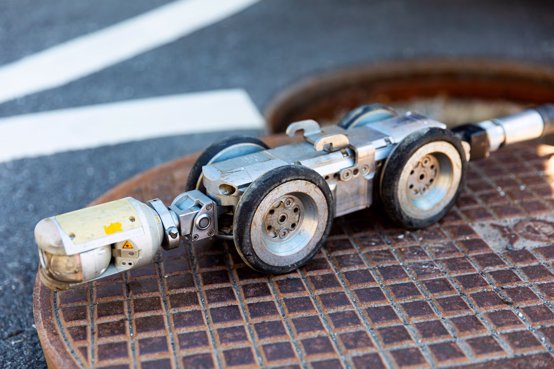 Un petit robot à quatre roue tout en longueur. Il est équipé d'une caméra à l'avant.