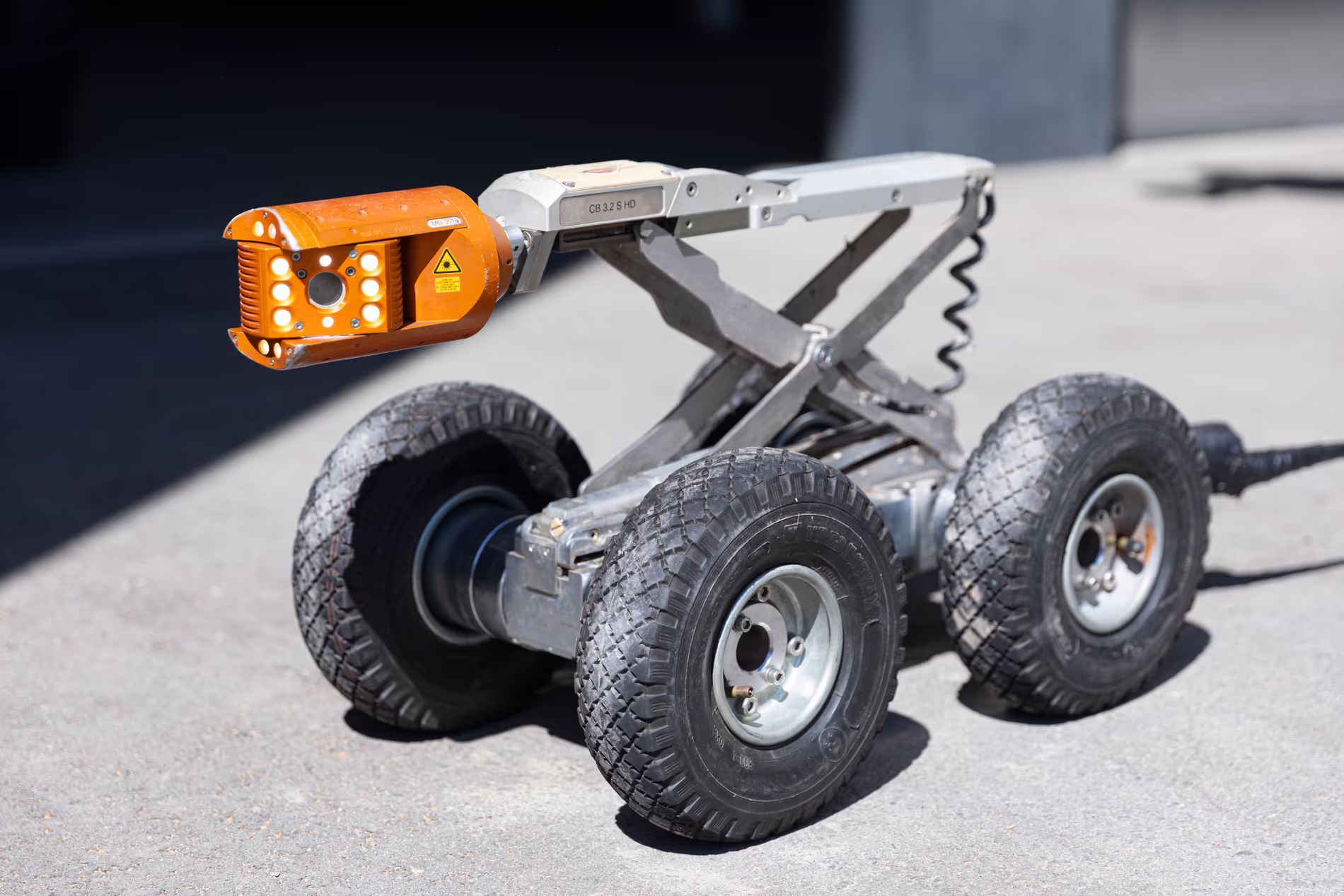 Un petit robot à 4 roues équipé d'une caméra qui est capable de tourner sur un axe. Le robot est capable de surélever son "corps"