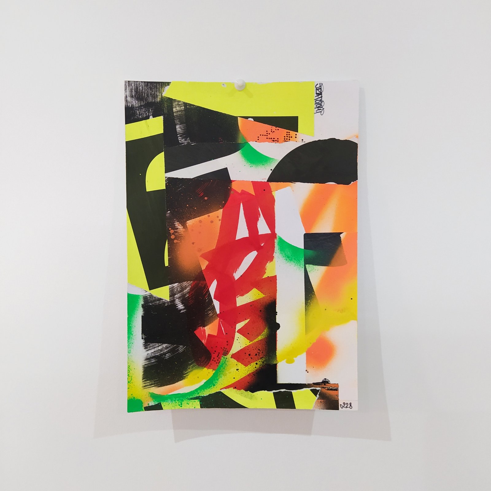 Collage abstrait A4 JZatoichi. Mélange de lettering, couleurs vives et textures papier. Œuvre unique, expédition rapide.