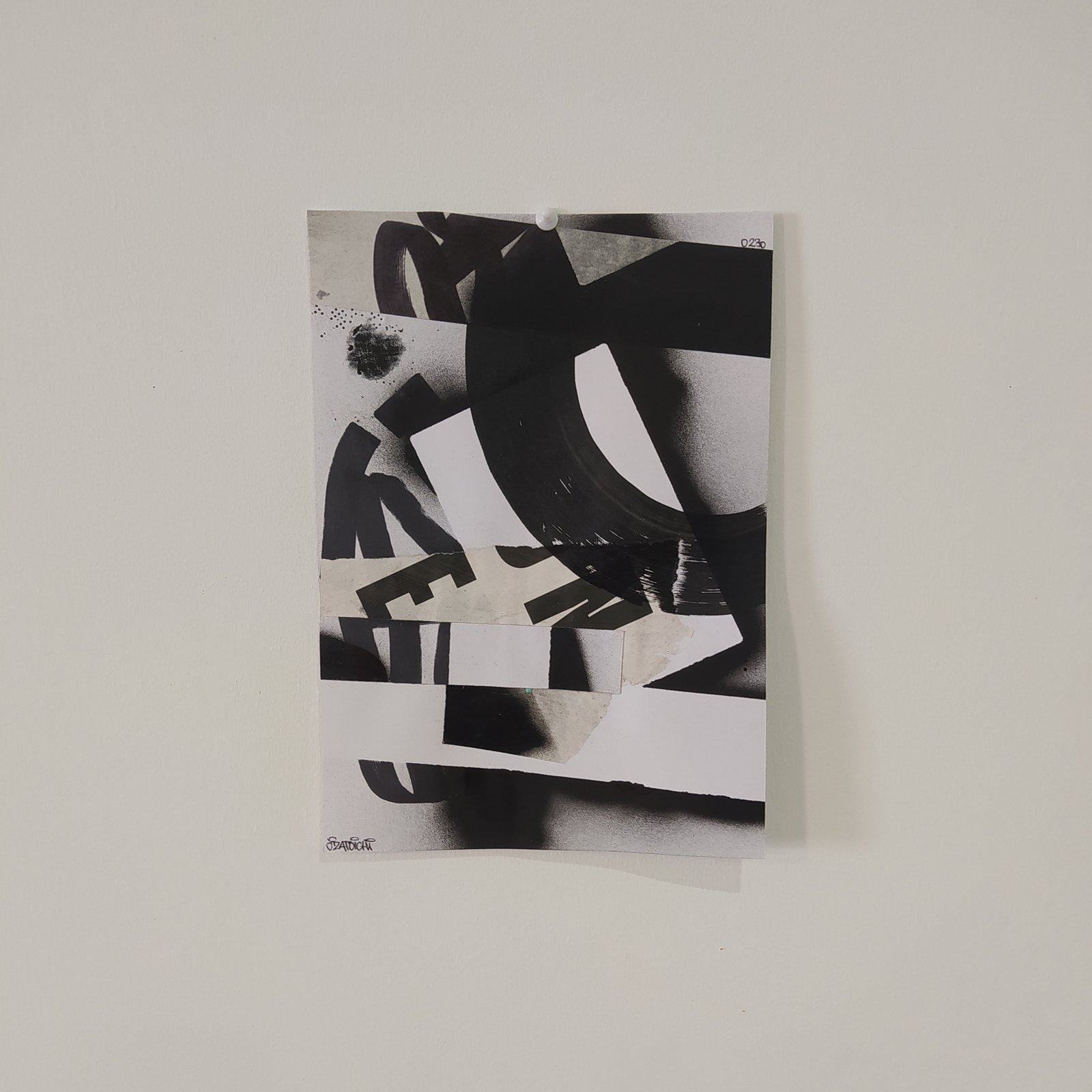 Collage abstrait A4 JZatoichi. Mélange de lettering, couleurs vives et textures papier. Œuvre unique, expédition rapide.