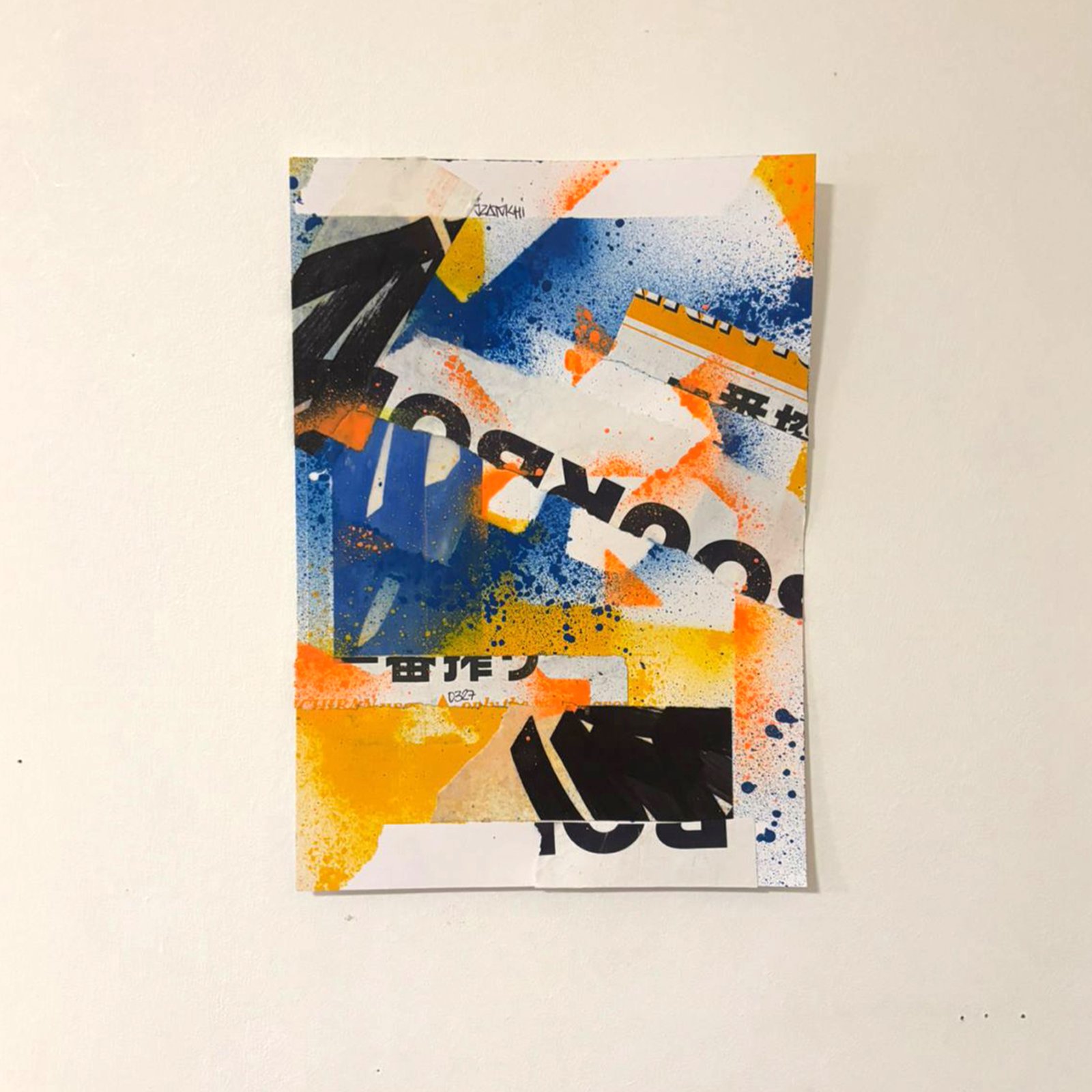 Collage abstrait A4 JZatoichi. Mélange de lettering, couleurs vives et textures papier. Œuvre unique, expédition rapide.