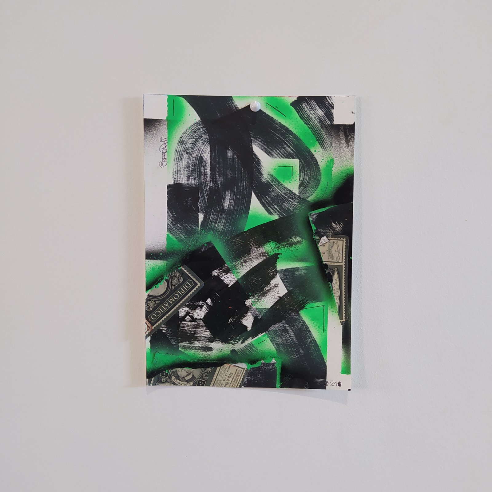 Collage abstrait A4 JZatoichi. Mélange de lettering, couleurs vives et textures papier. Œuvre unique, expédition rapide.