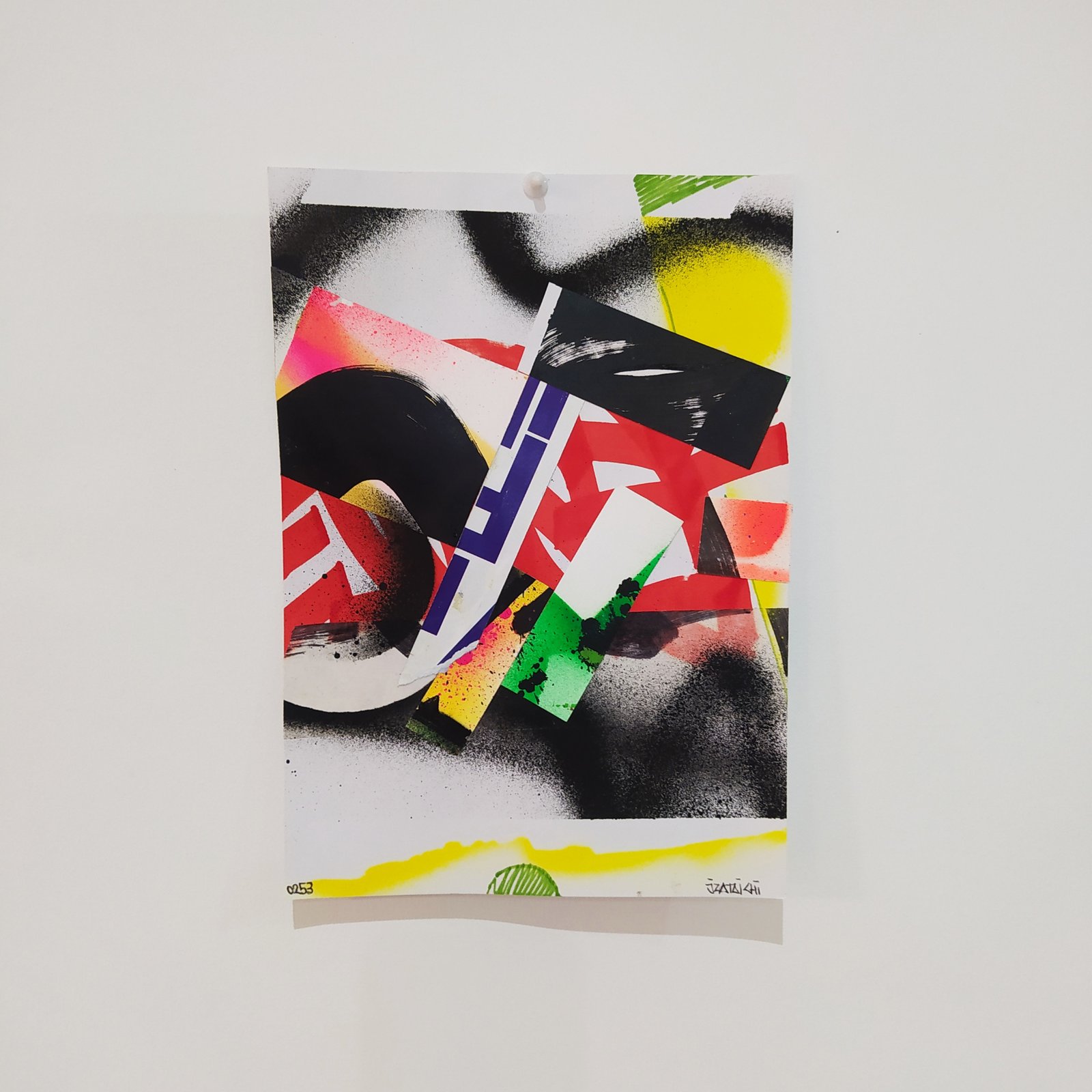 Collage abstrait original A4 signé JZatoichi. Papier 280g, textures urbaines et typographies. Pièce unique, expédition rapide.