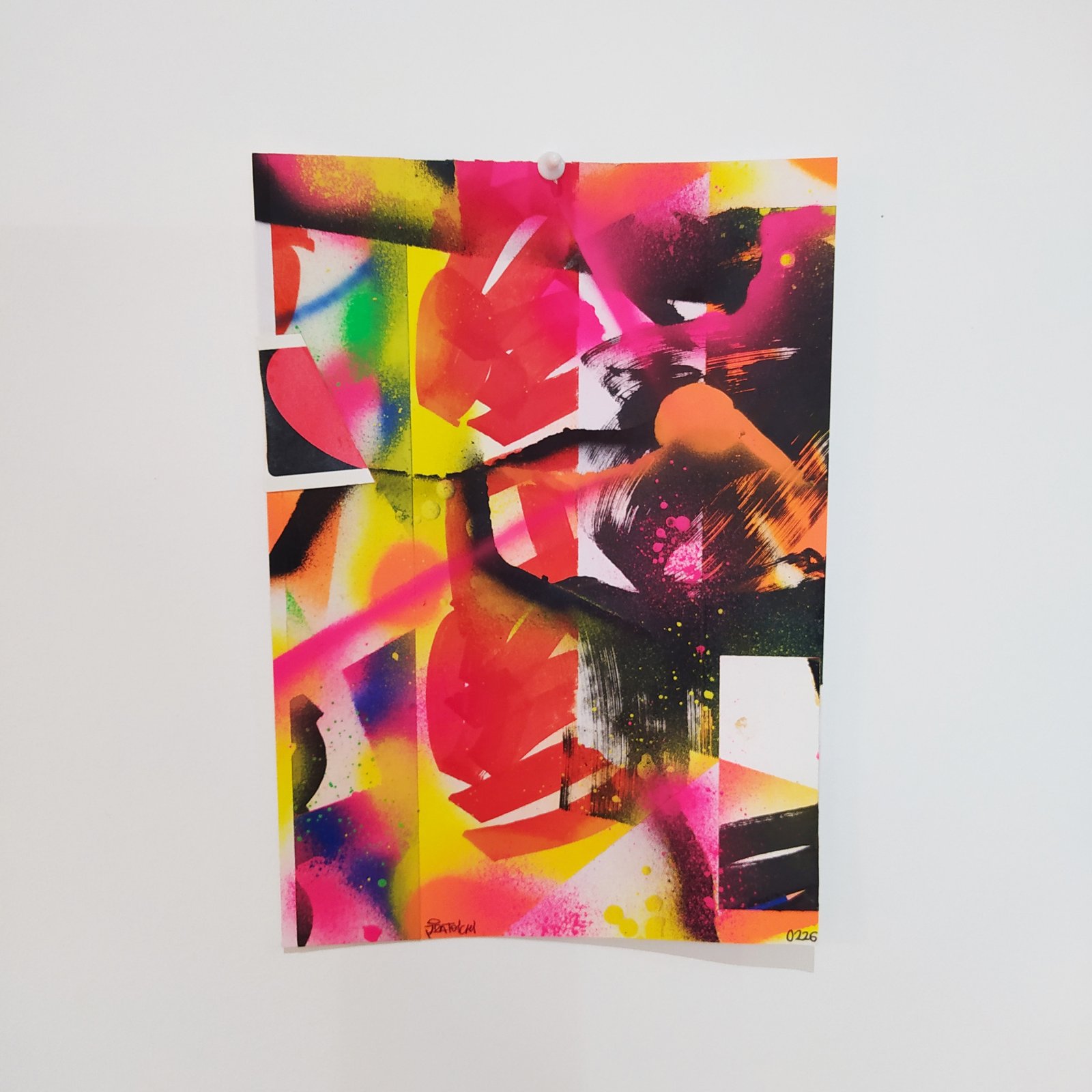 Collage abstrait A4 JZatoichi. Mélange de lettering, couleurs vives et textures papier. Œuvre unique, expédition rapide.