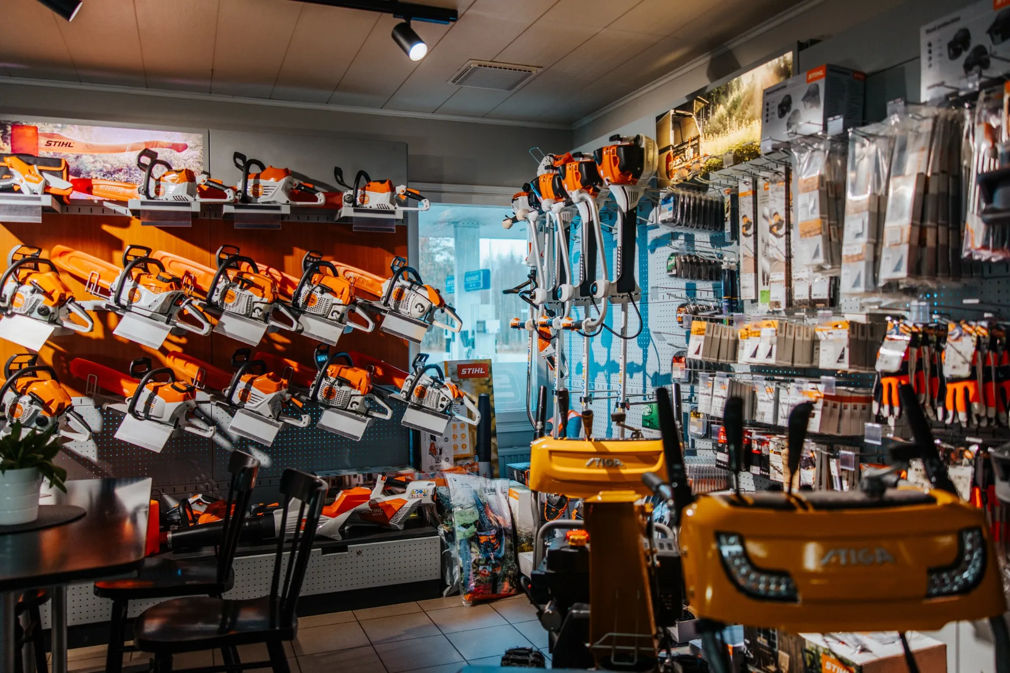 Pienkone- ja työkalumyymälän sisätila, esillä koneita ja tarvikkeita