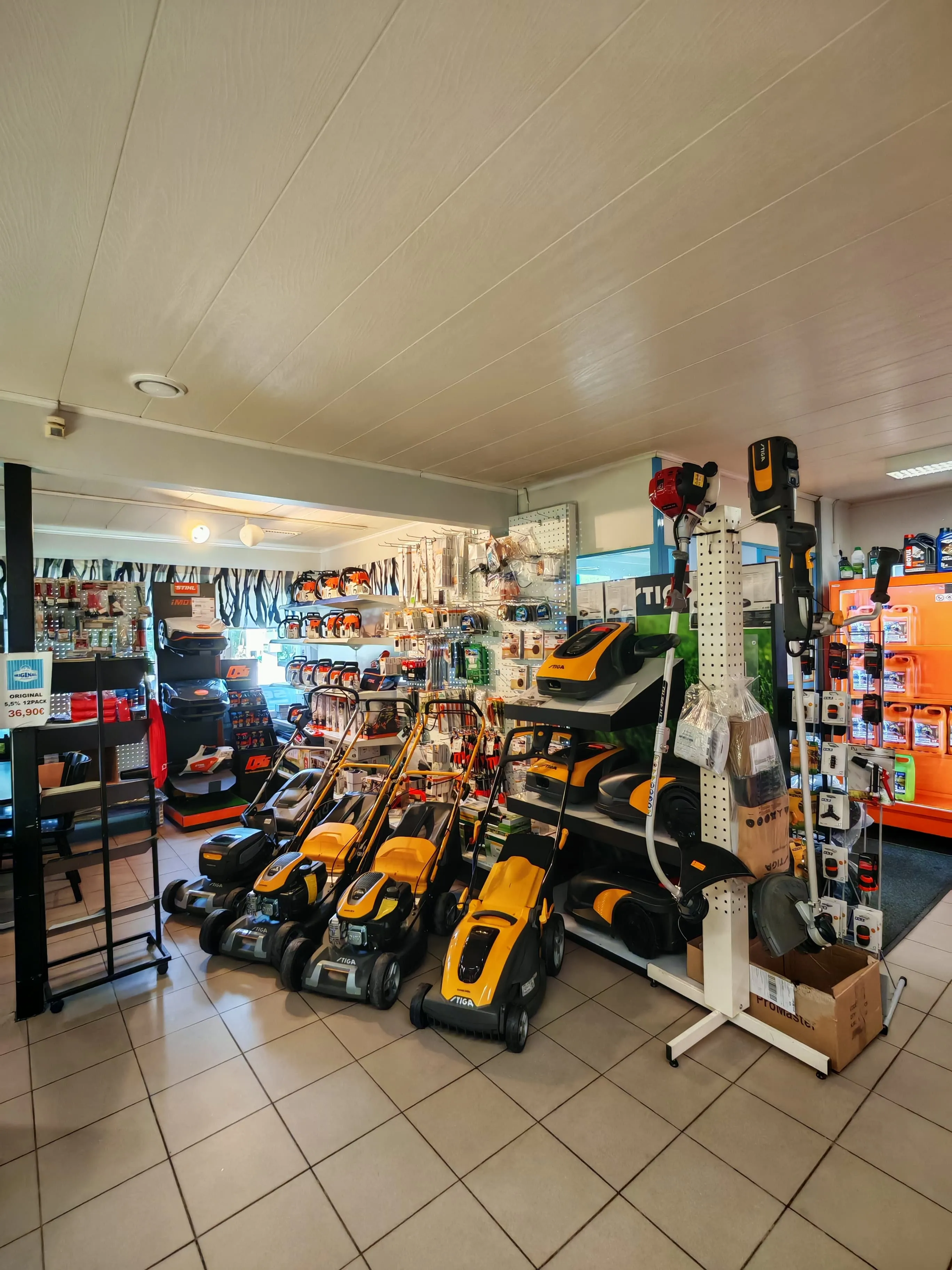 Pienkone- ja työkalumyymälä, esillä ruohonleikkureita ja koneita