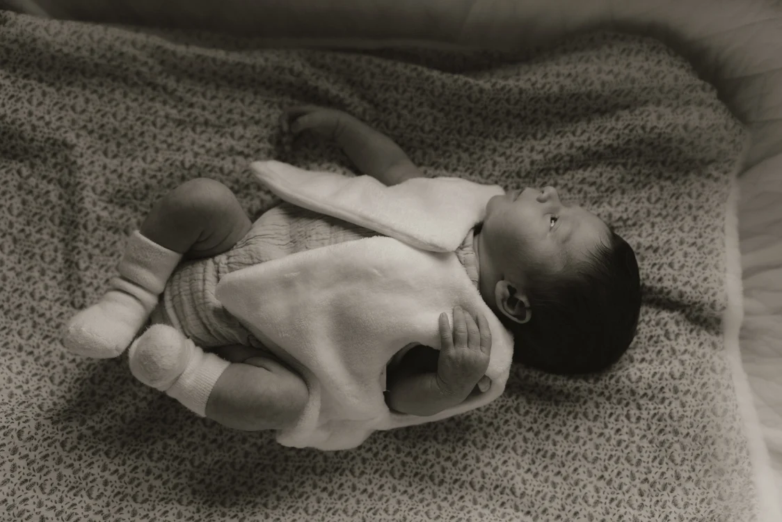Portrait nouveau-né noir et blanc Dordogne - Séance naissance
