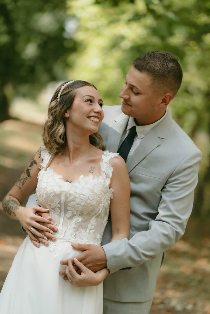 Couple de mariés entrain de s'enlacer et de sourire