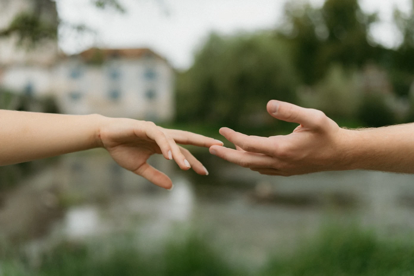 gros plan sur les mains proche d'un couple 