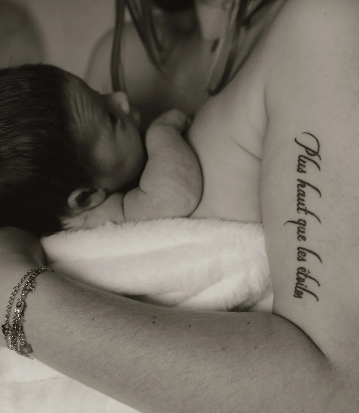 Bébé en peau à peau avec sa maman