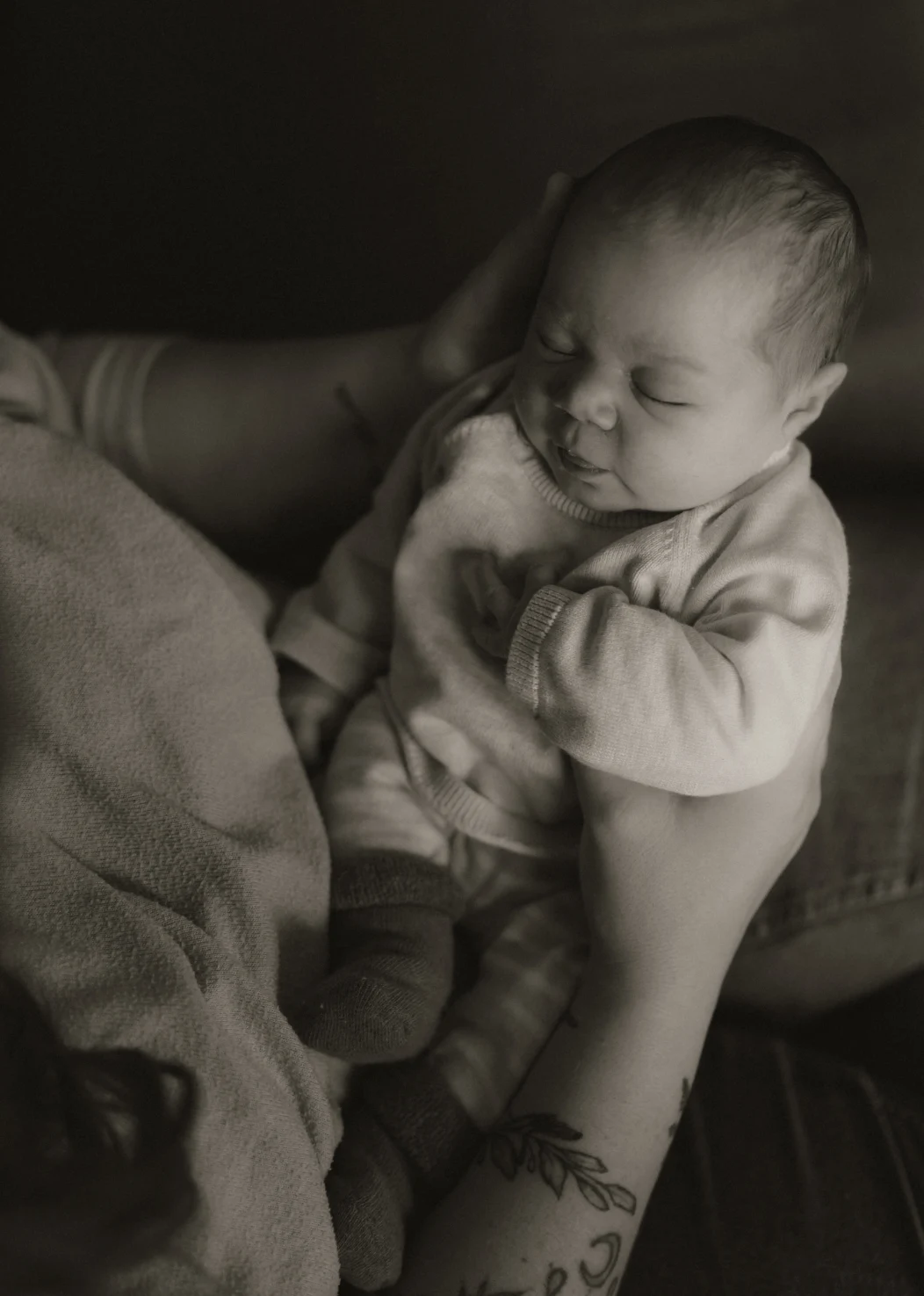 Nouveau né dans les bras de sa maman 