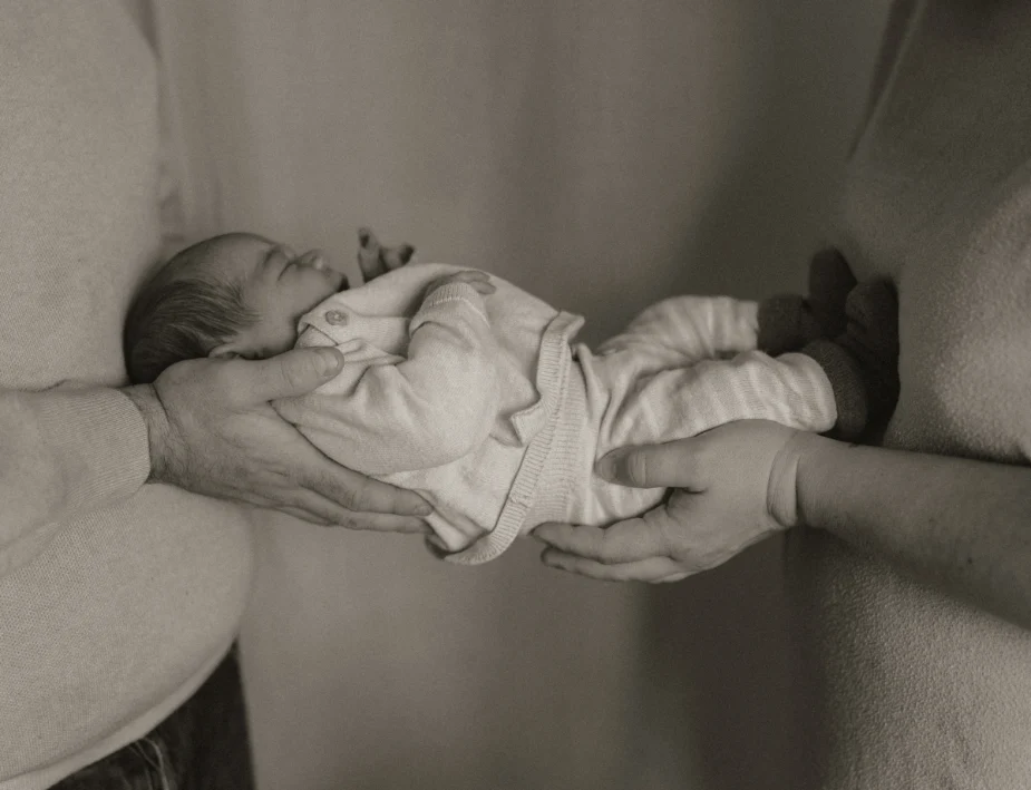 Bébé porté par ses deux parents 