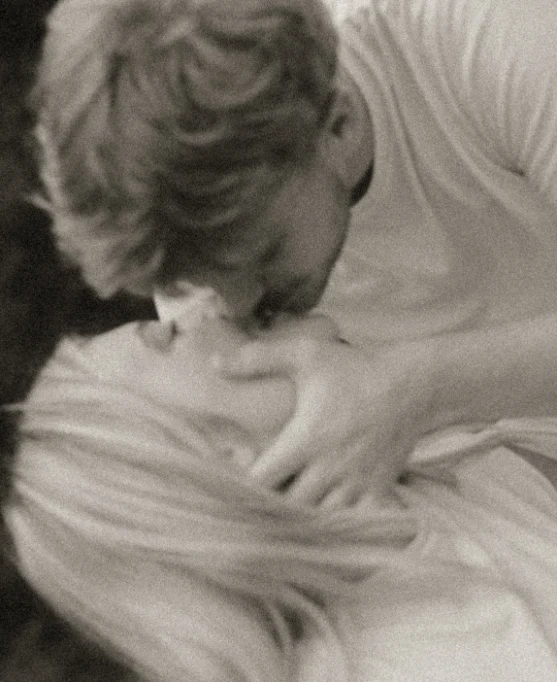 Jeune couple s'embrassant