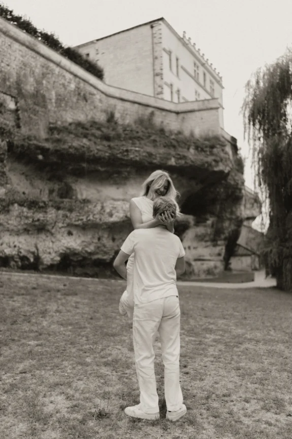 Homme qui porte sa femme en la regardant 