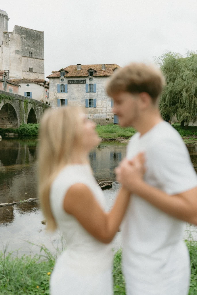Image floue d'un jeune couple d'amoureux