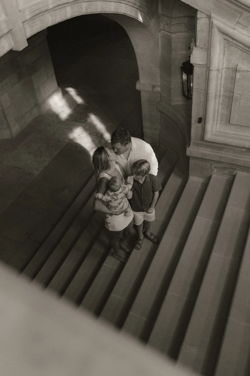 Famille s'enlacant dans un escalier d'un chateau -photo vintage 