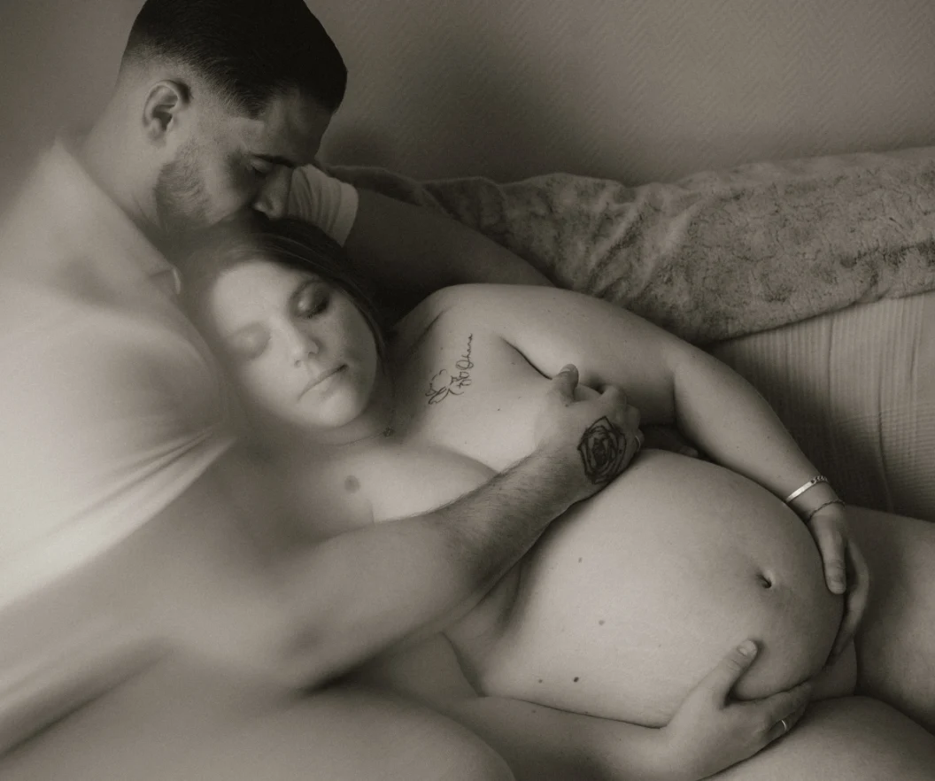 Couple enlacé - femme enceinte 