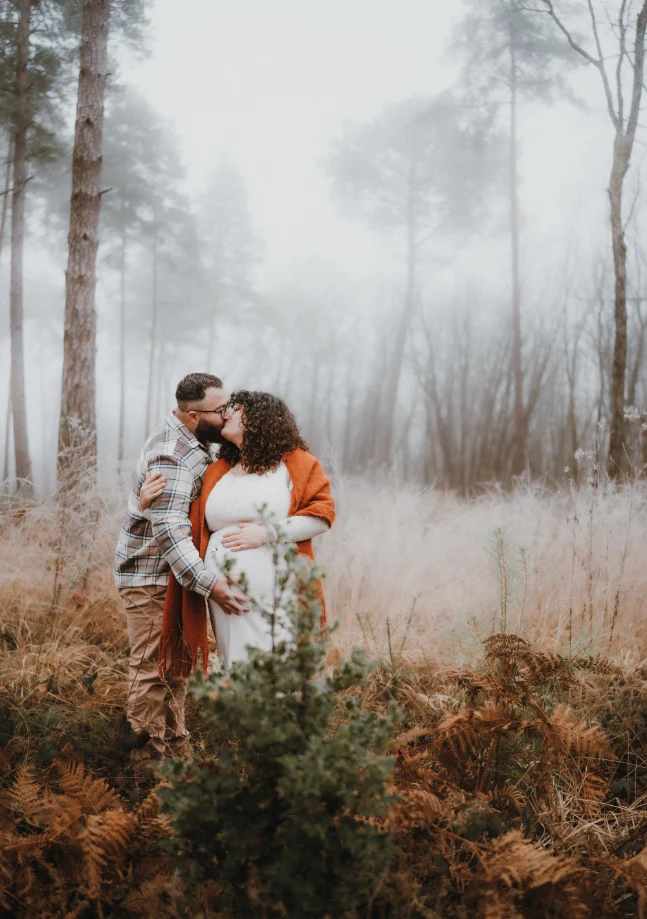 Couple femme enceinte dans la forêt ambiance vintage