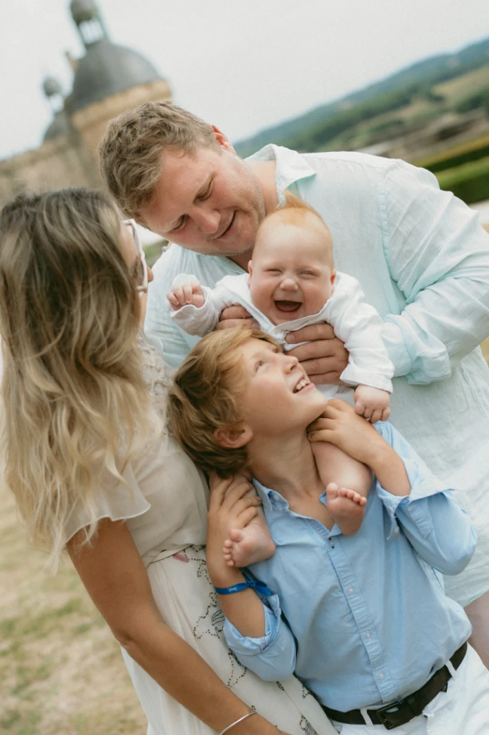 Famille heureuse souriant à la caméra