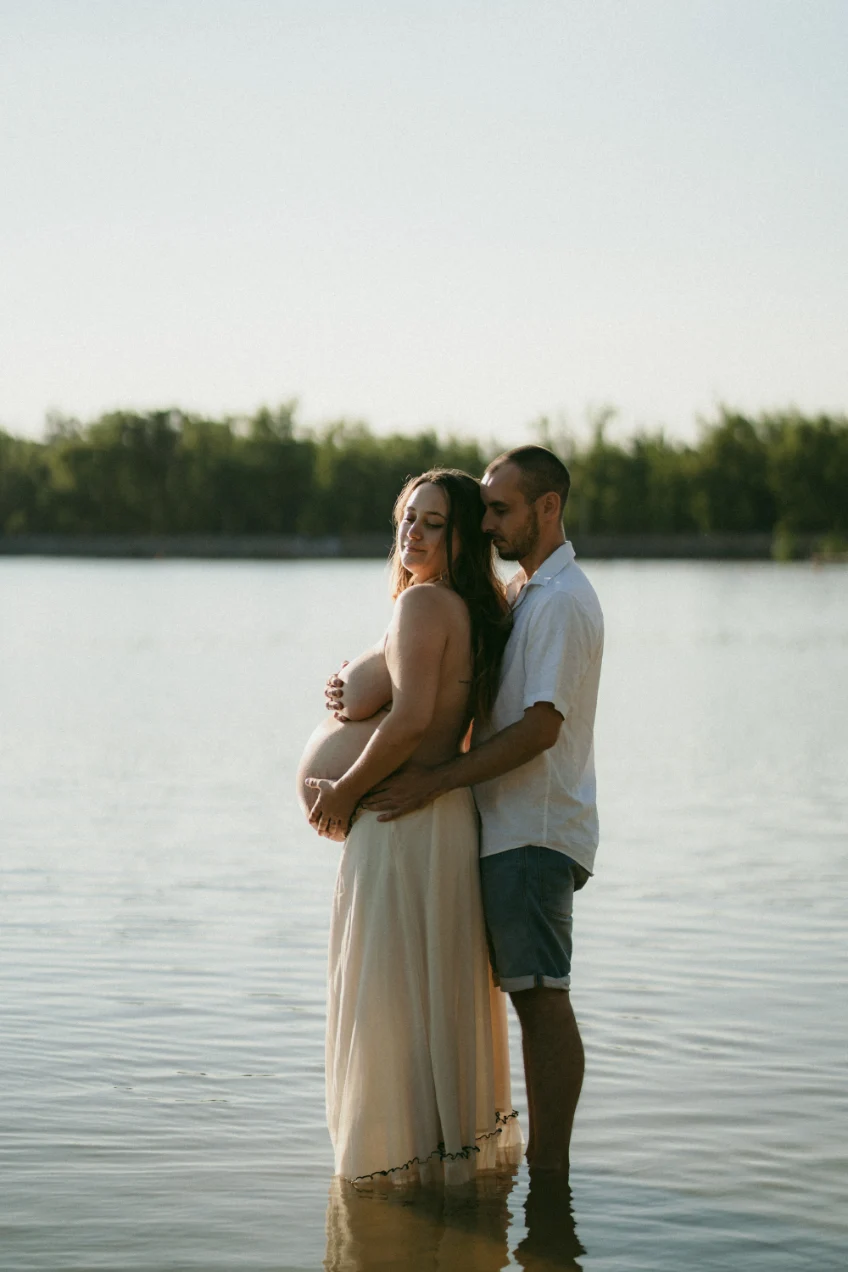 Séance photo maternité Dordogne - Couple grossesse lac nature vintage