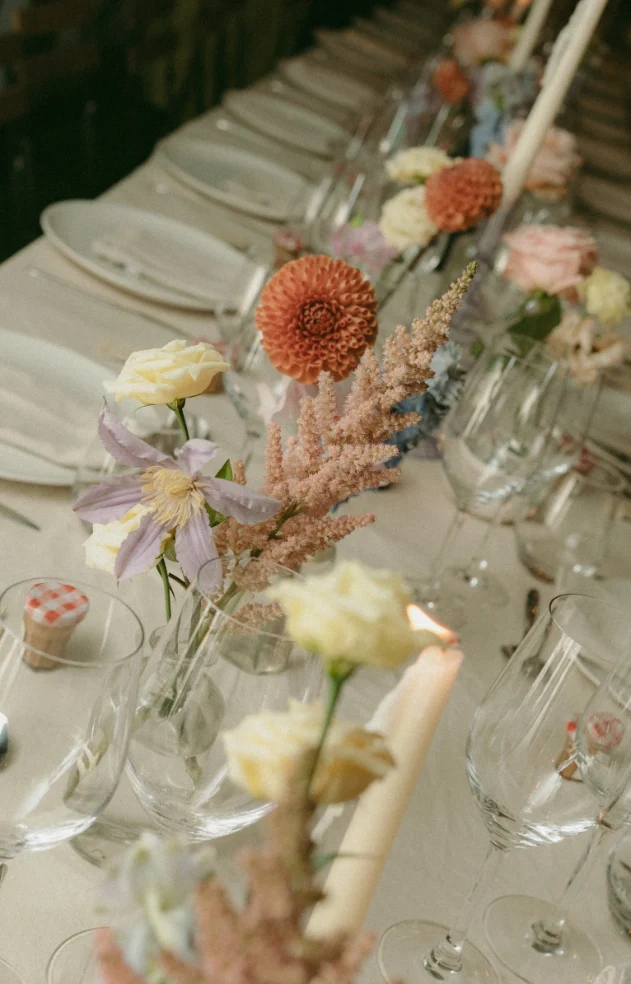 Décoration de la table, avec des fleurs de plusieurs couleurs 