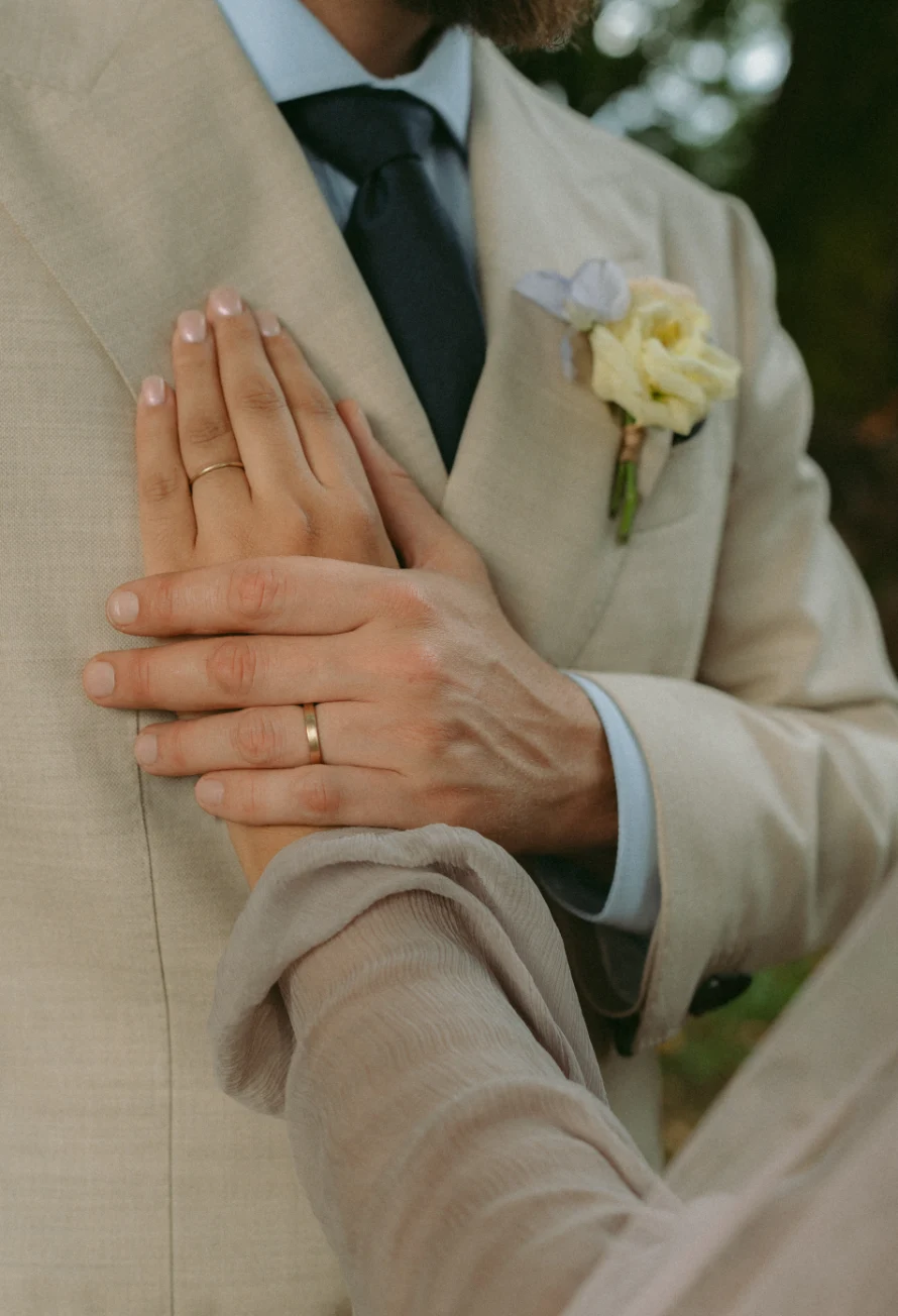 Image romantique de la femme de la mariée posée sur le côté du coeur du mari et le mari tient sa main 