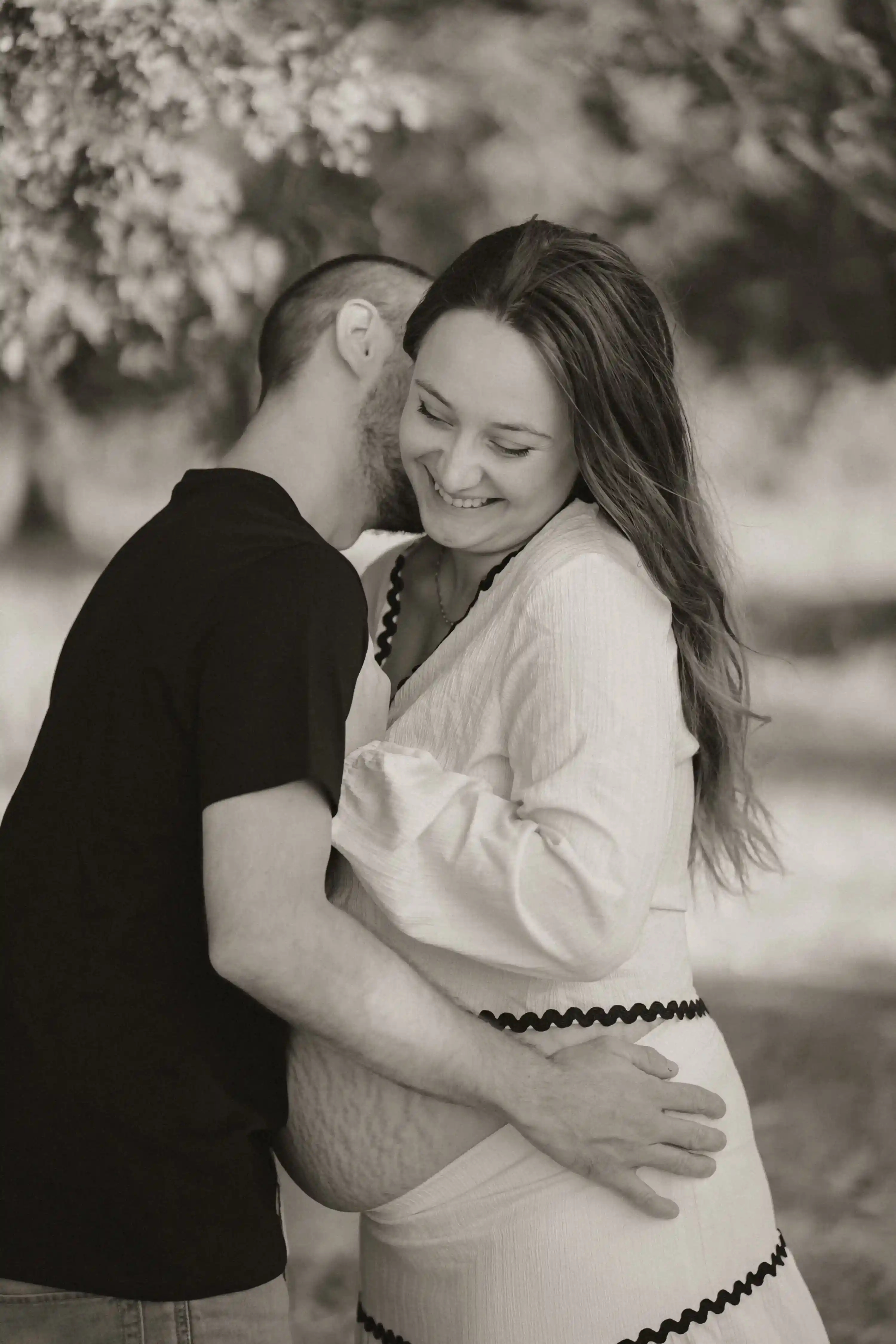 Couple avec une femme enceinte en train de s'enlacer