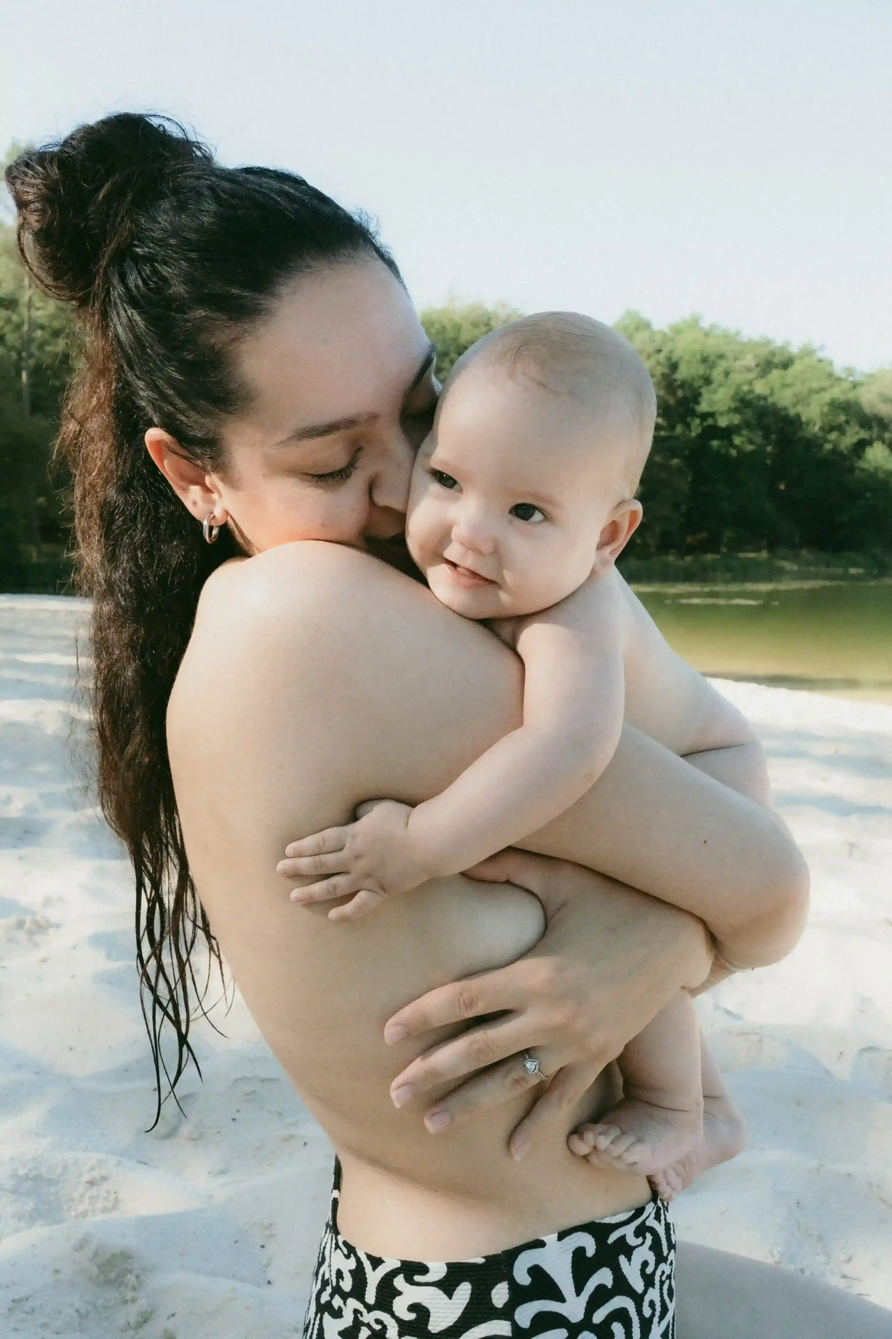 Calin entre une maman et son bébé au bord d'un lac