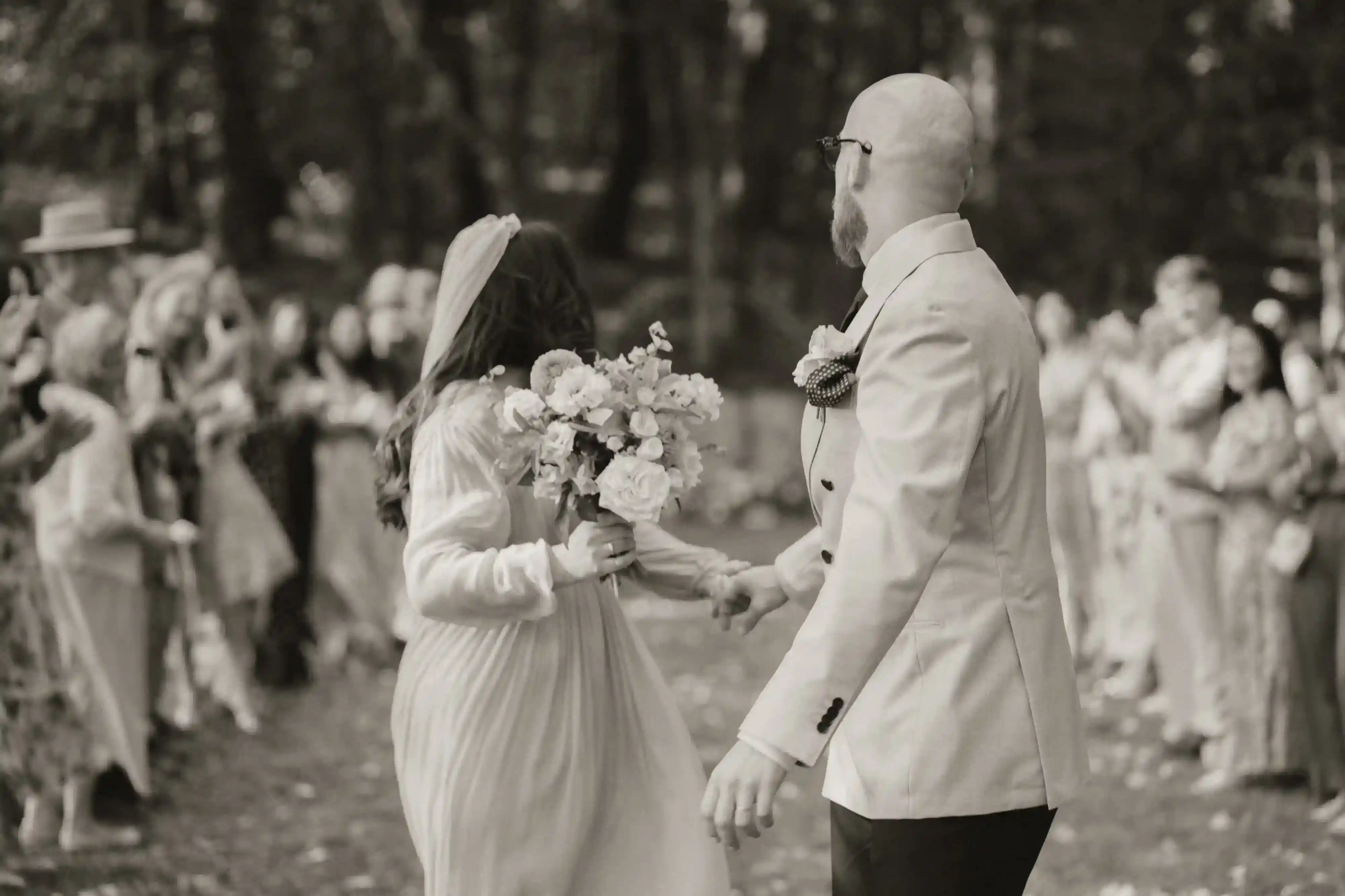 Mariés regardant derrière eux les invités célébrant leur union